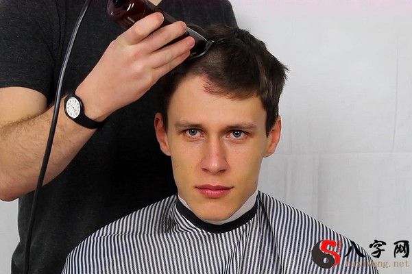 梦见给别人剃头发